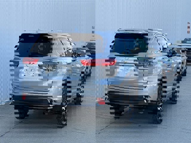 Used 2017 Toyota Highlander SE image 4