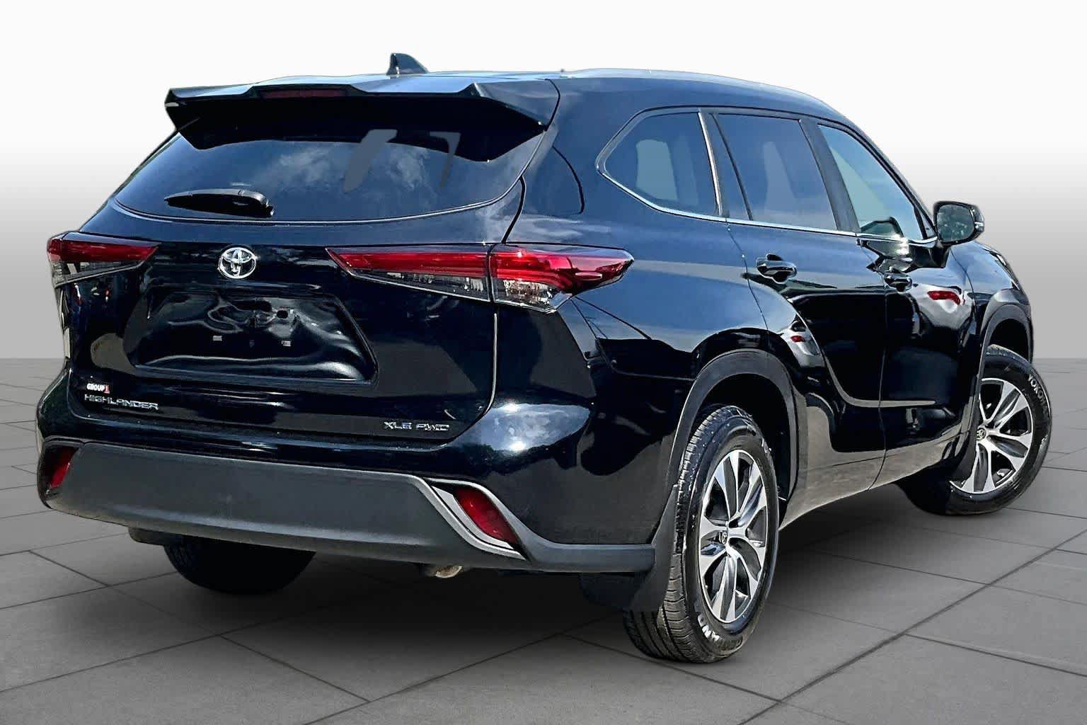 Used 2023 Toyota Highlander XLE AWD/4WD image 13