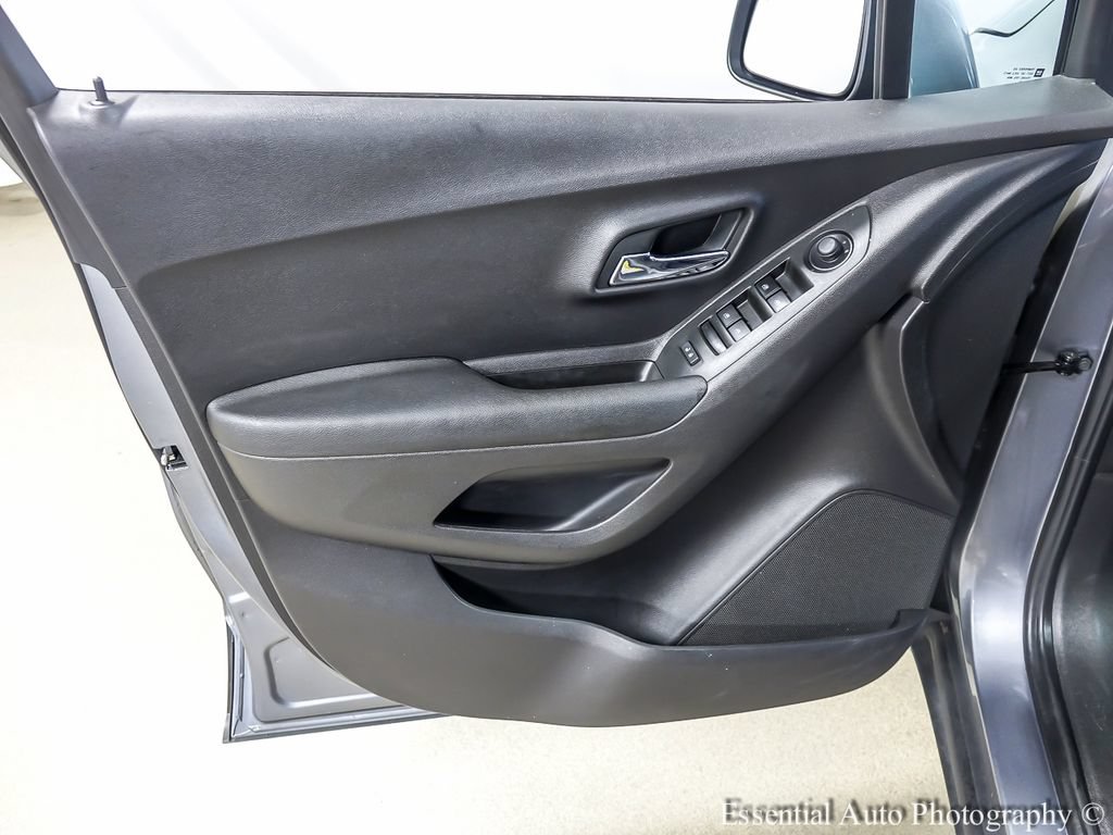Used 2020 Chevrolet Trax LT w/ Driver Confidence Package FWD image 18
