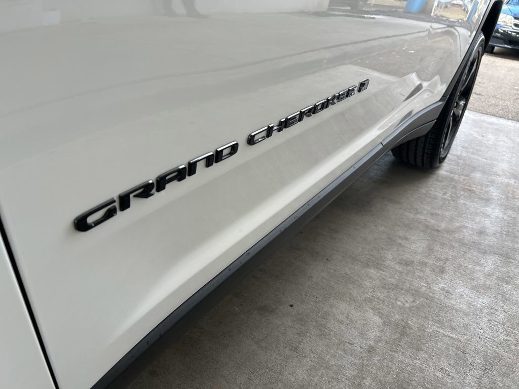 Used 2025 Jeep Grand Cherokee Altitude RWD image 14