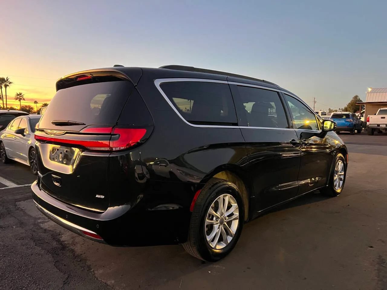 Used 2022 Chrysler Pacifica Touring AWD/4WD image 5