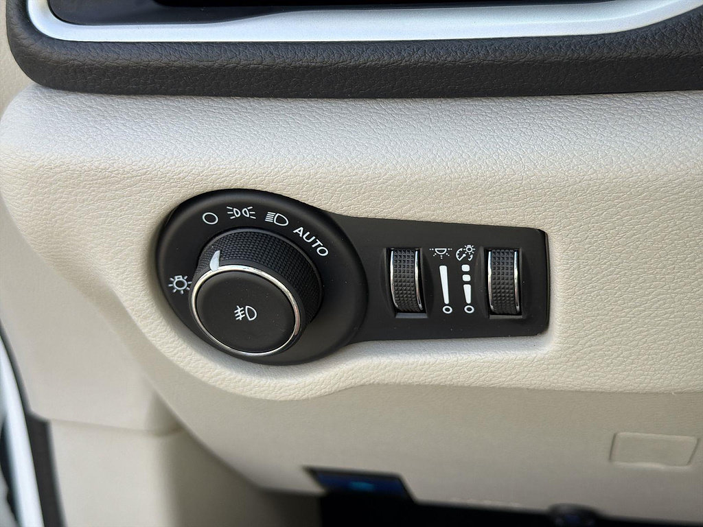 Used 2024 Chrysler Pacifica Limited FWD image 17