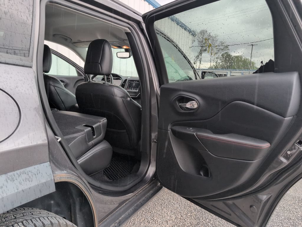 Used 2019 Jeep Cherokee Trailhawk AWD/4WD image 13