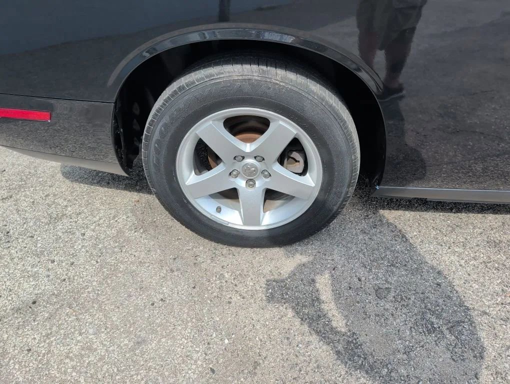 Used 2010 Dodge Challenger SE RWD image 13