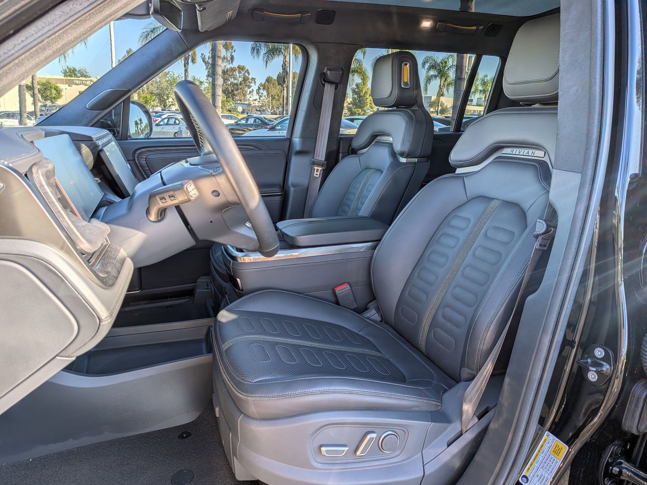 Used 2022 Rivian R1S Launch Edition image 15