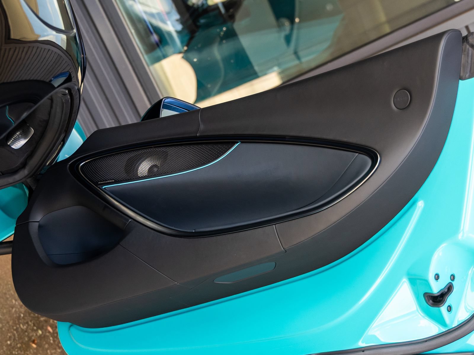Used 2025 McLaren Artura Spider RWD image 38