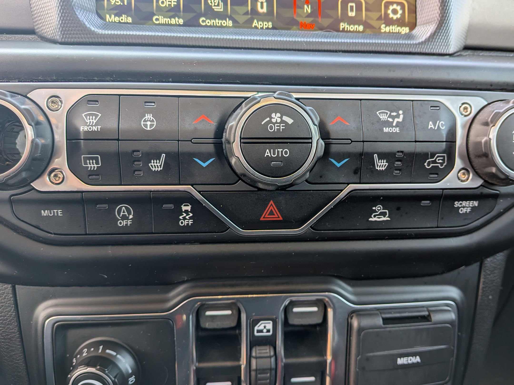 Used 2022 Jeep Gladiator Rubicon w/ Cold Weather Group image 19