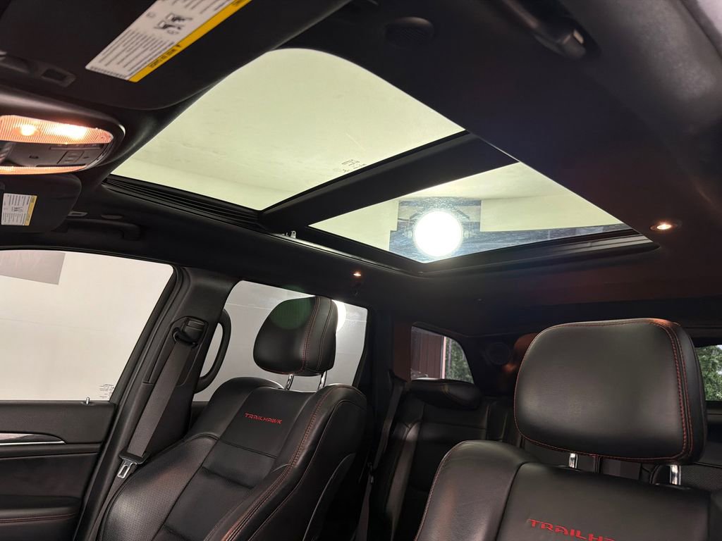 Used 2020 Jeep Grand Cherokee Trailhawk w/ Trailhawk Luxury Group AWD/4WD image 3