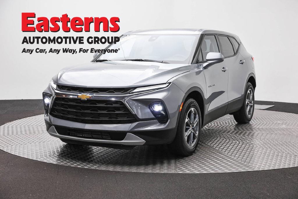 Used 2025 Chevrolet Blazer LT FWD image 1