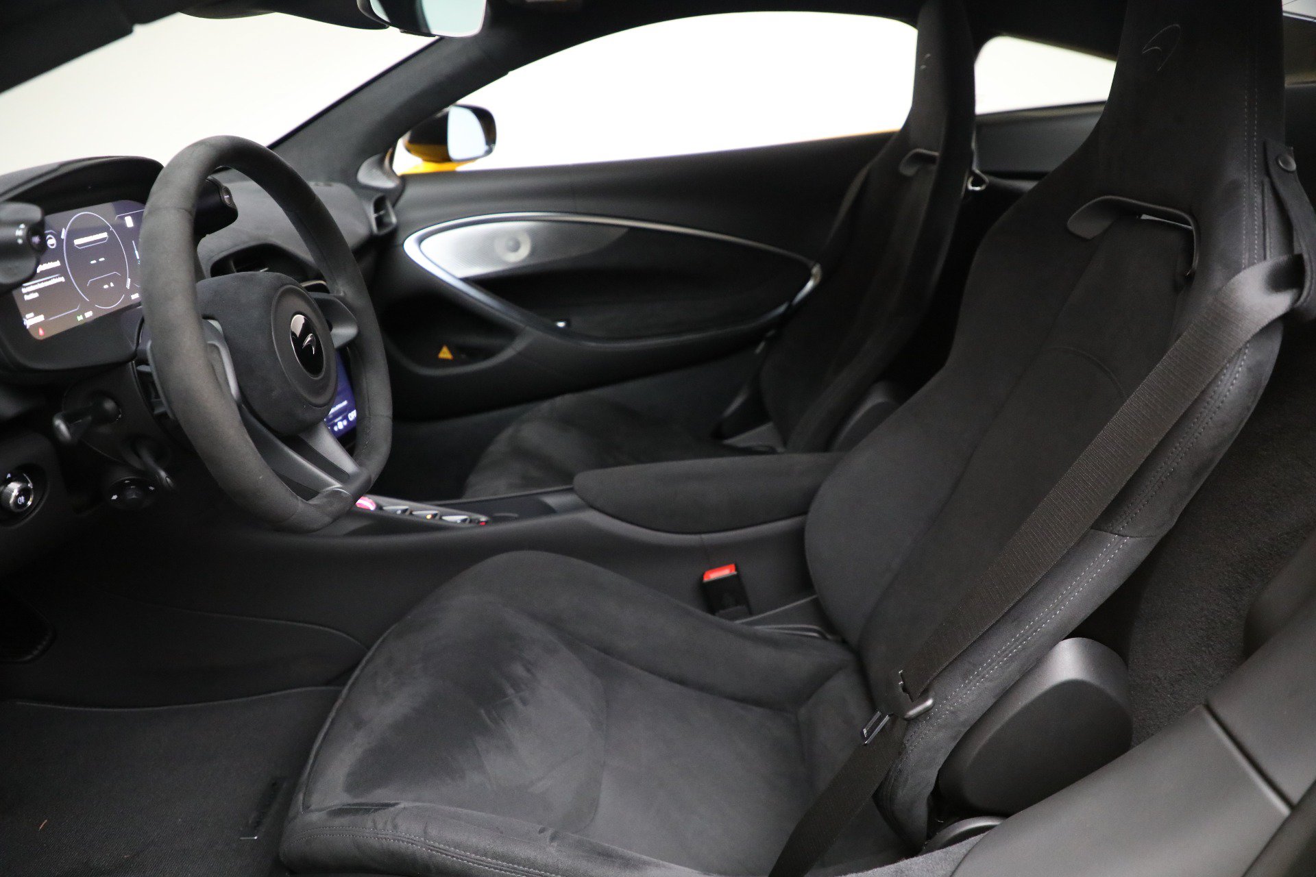 Used 2024 McLaren Artura RWD image 22