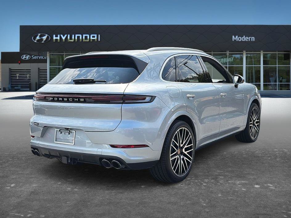 Used 2025 Porsche Cayenne AWD/4WD image 4