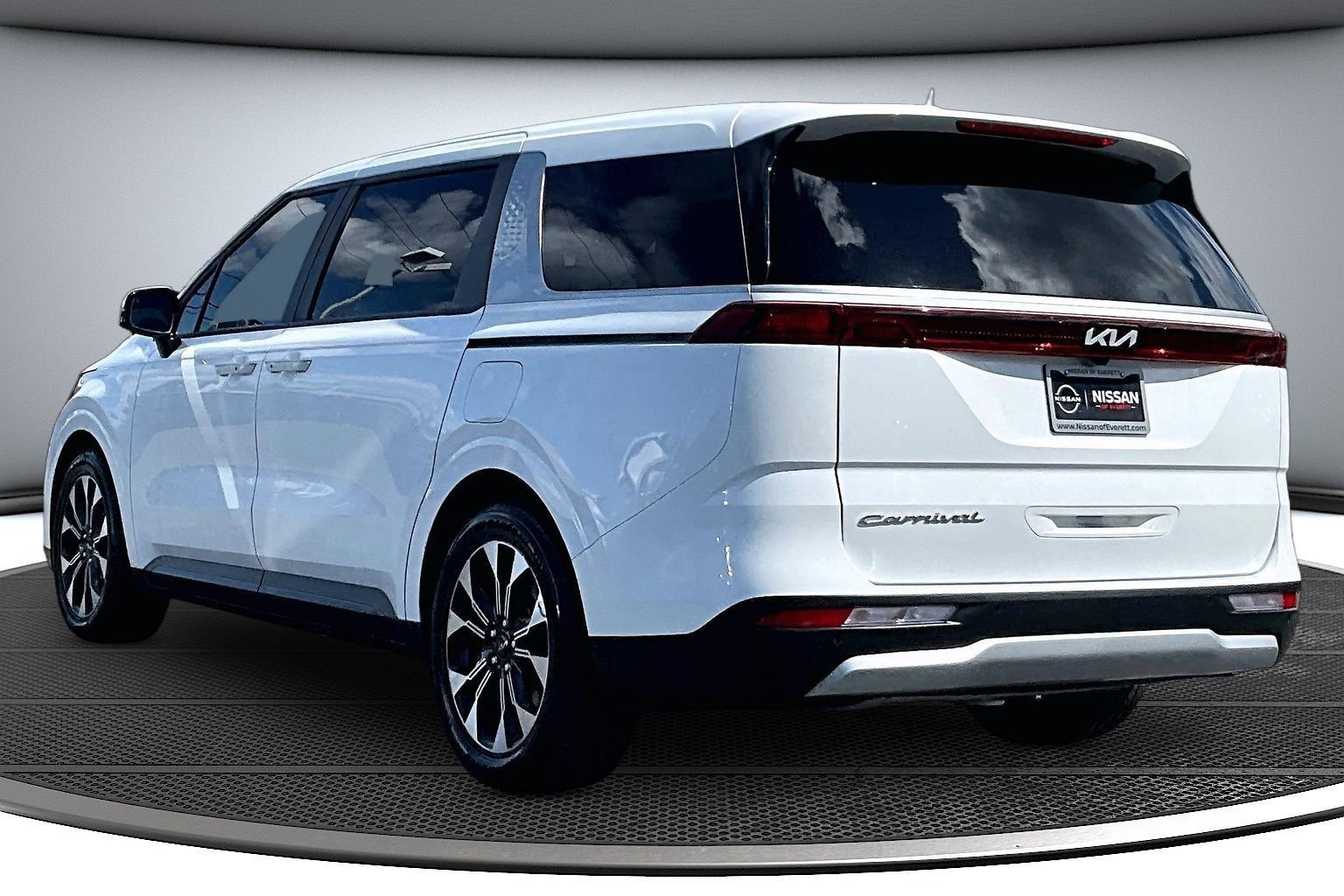 Used 2022 Kia Carnival EX FWD image 4