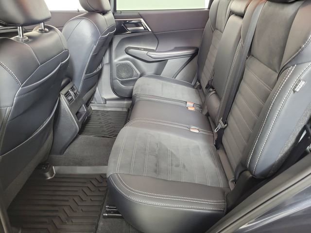 Used 2024 Mitsubishi Outlander SE image 12