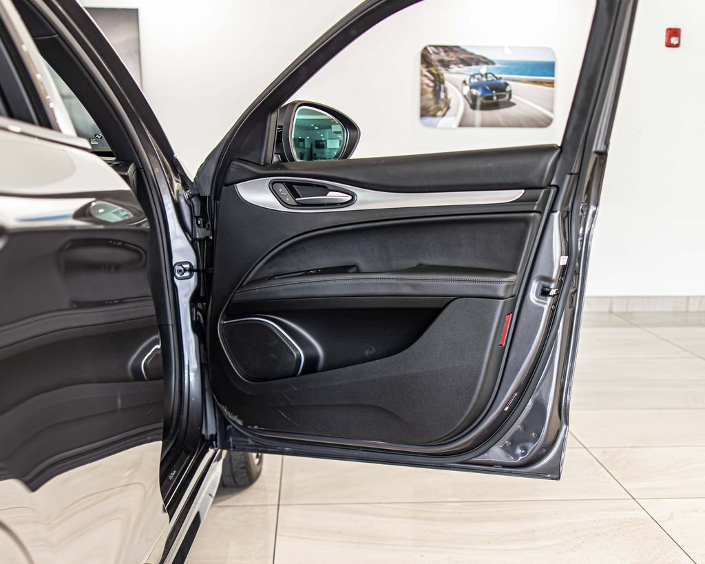 Used 2022 Alfa Romeo Stelvio Veloce AWD/4WD image 41