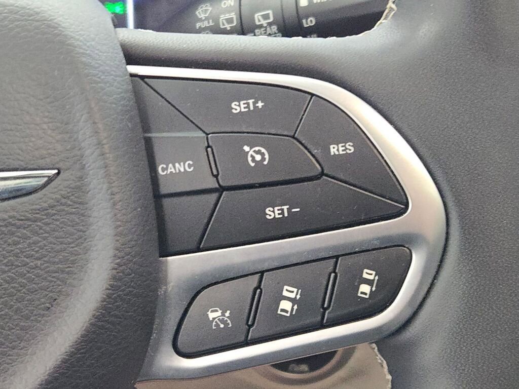 Used 2022 Chrysler Pacifica Limited FWD image 32