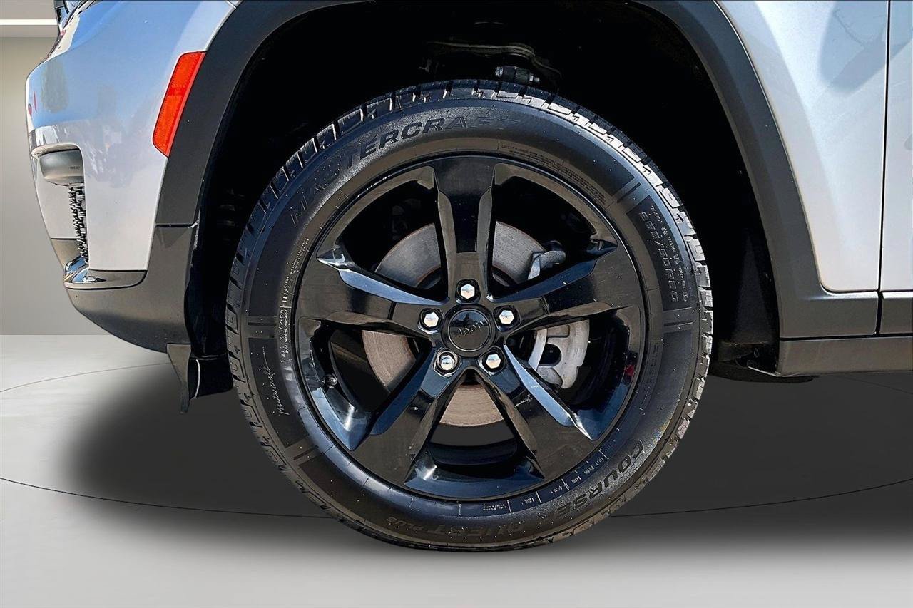 Used 2023 Jeep Grand Cherokee L Laredo AWD/4WD image 35