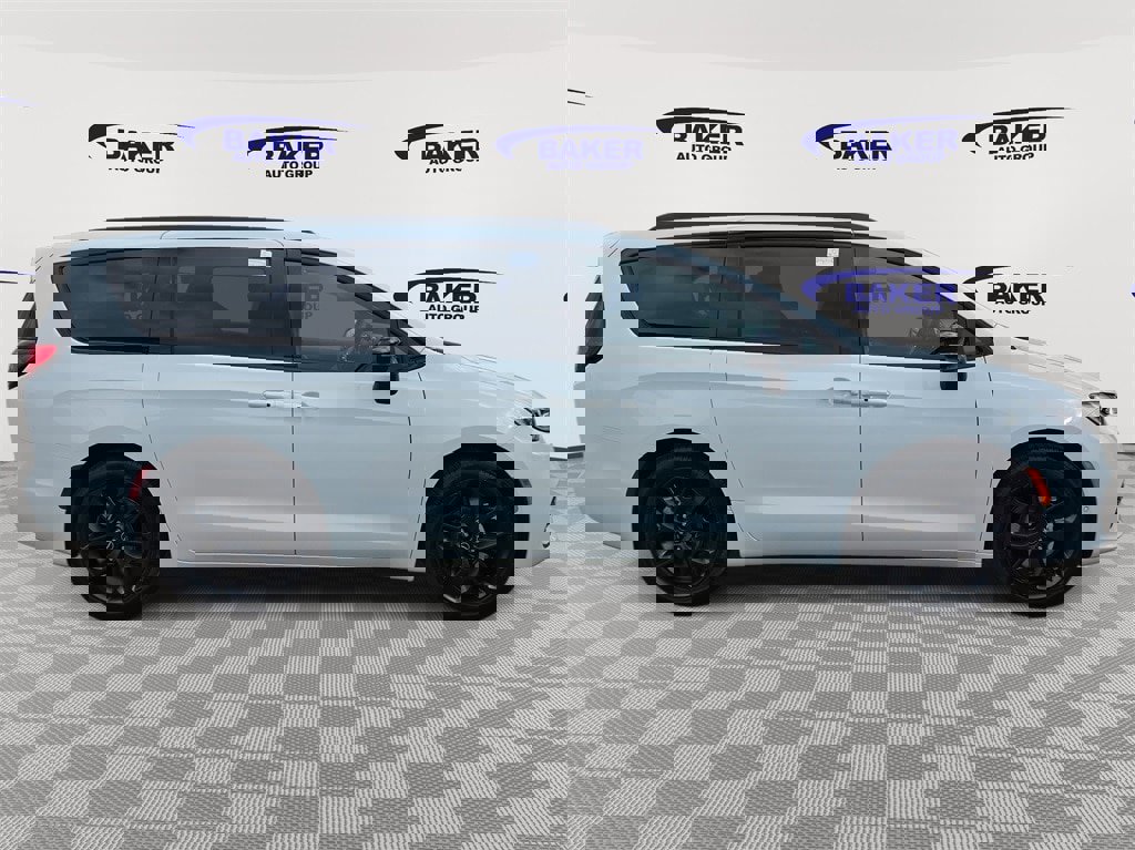 New 2026 Chrysler Pacifica Limited image 2