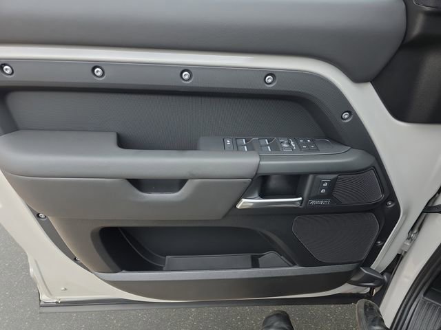 New 2026 Land Rover Defender 130 X-Dynamic SE image 19