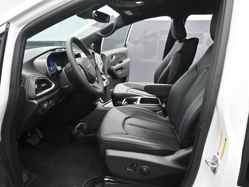 Used 2025 Chrysler Pacifica Select w/ Uconnect Theater Family Group image 10