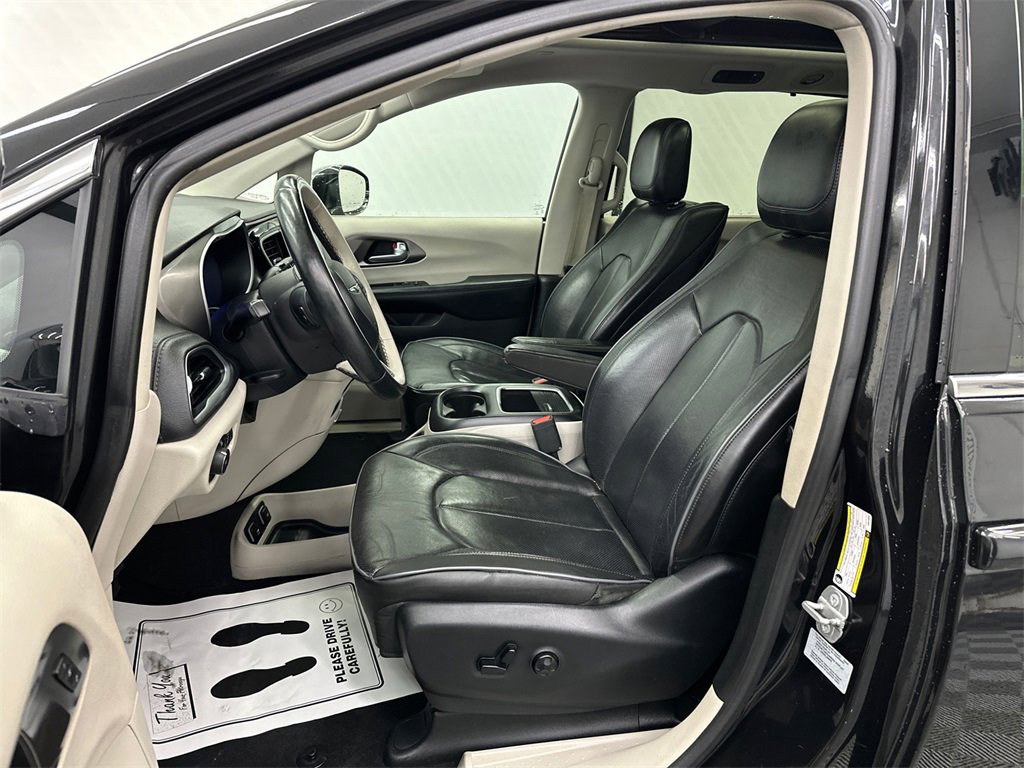 Used 2017 Chrysler Pacifica Limited w/ UConnect Theater Package image 9