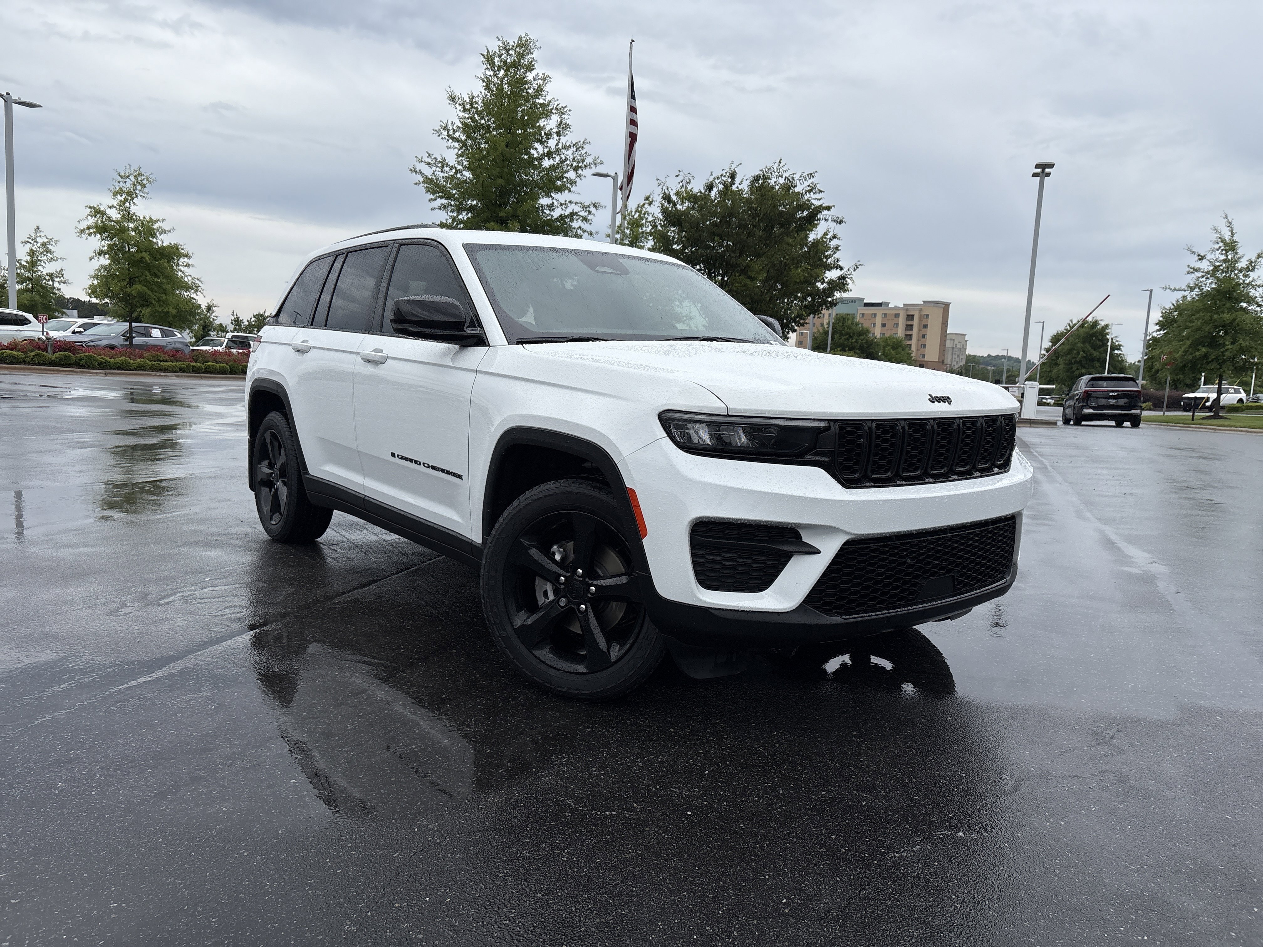 Certified 2023 Jeep Grand Cherokee Altitude AWD/4WD image 2