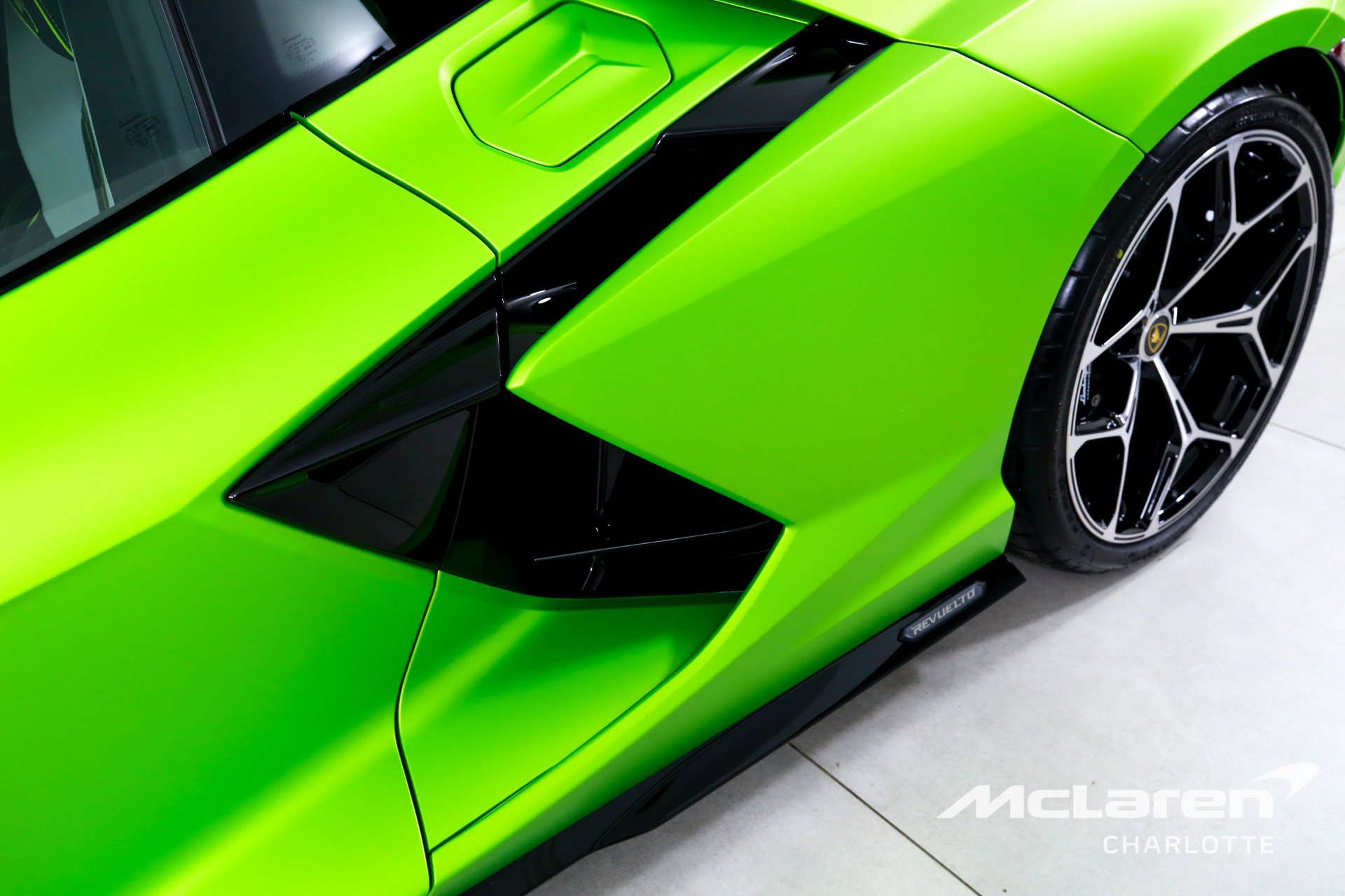 Used 2024 Lamborghini Revuelto image 32