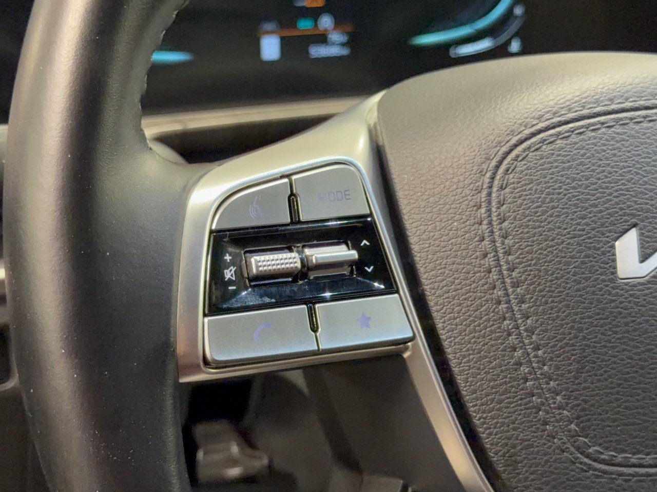 Used 2024 Kia Telluride EX w/ EX Captain's Chair Package FWD image 18