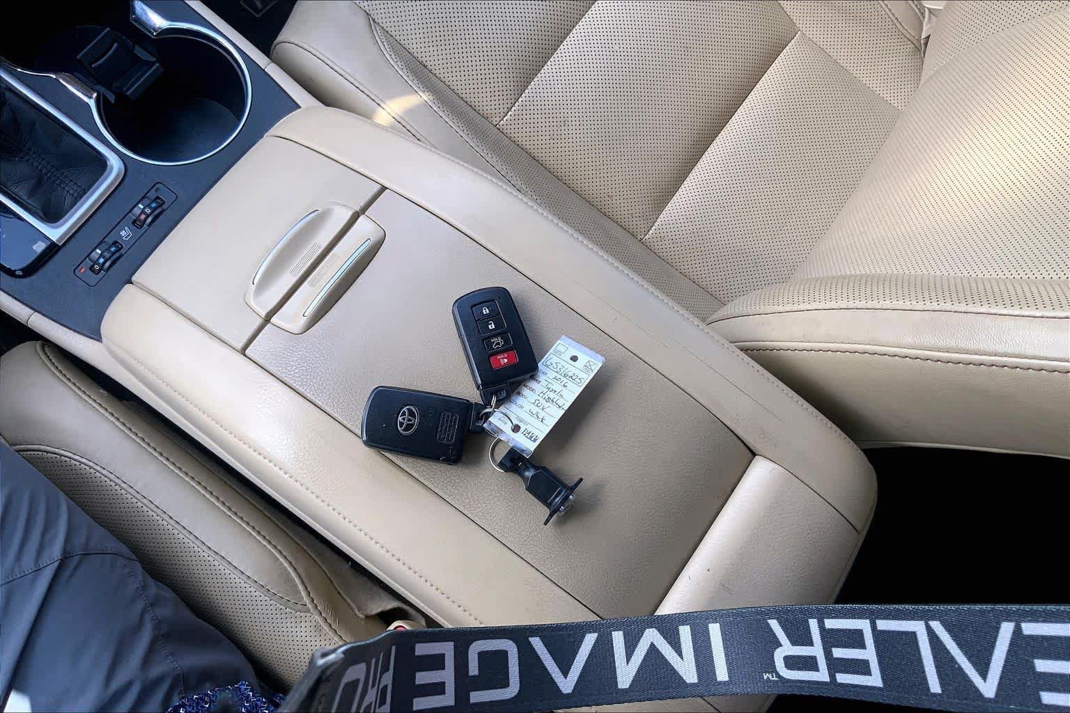 Used 2016 Toyota Highlander Limited w/ Driver Technology Package AWD/4WD image 14