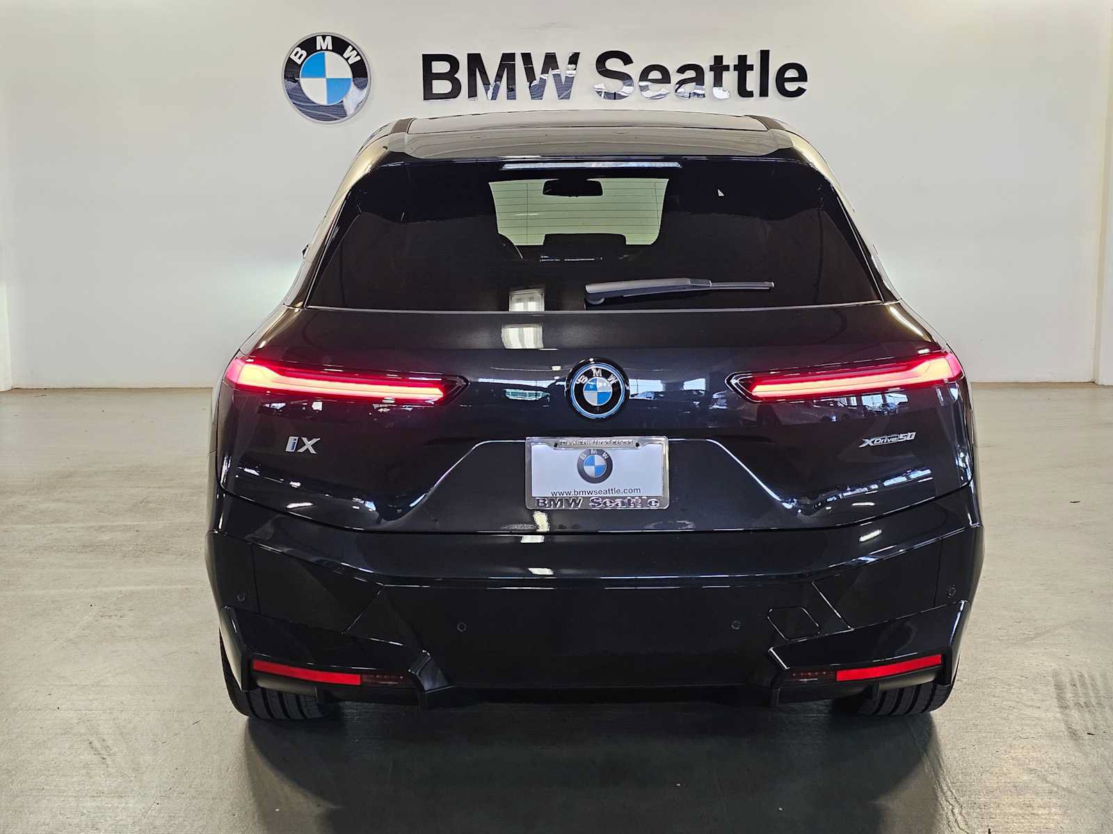 Used 2024 BMW iX xDrive50 w/ Premium Package AWD/4WD image 5