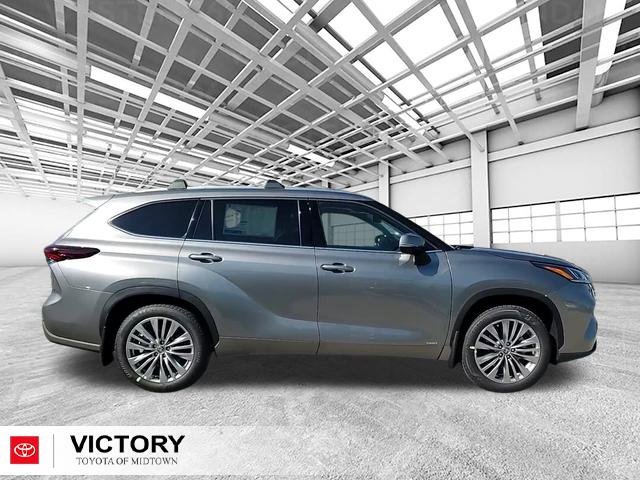 Used 2025 Toyota Highlander Platinum image 2