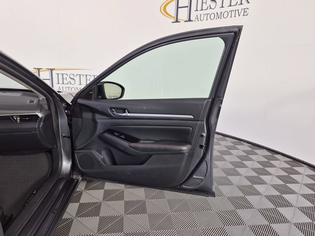 Used 2025 Nissan Altima 2.5 SR FWD image 34