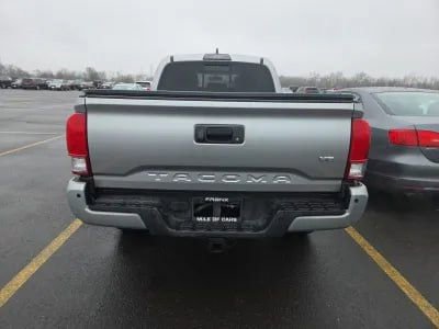 Used 2017 Toyota Tacoma TRD Sport image 6