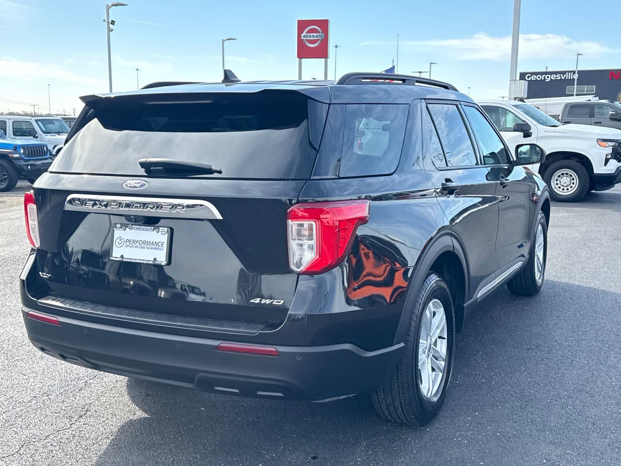 Used 2021 Ford Explorer XLT AWD/4WD image 3