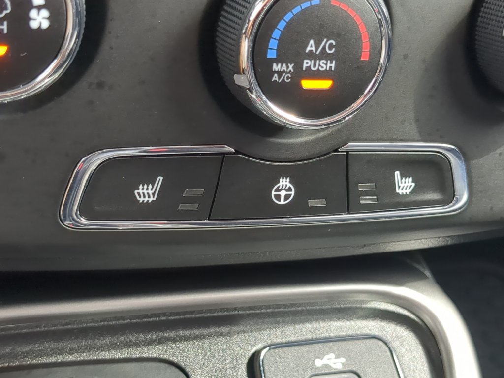 Used 2018 Jeep Compass Latitude w/ Cold Weather Group AWD/4WD image 24