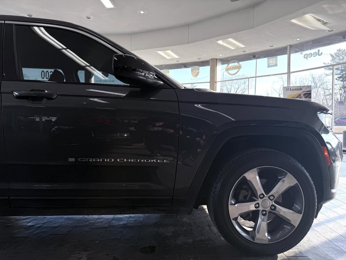 Used 2023 Jeep Grand Cherokee Laredo w/ Luxury Tech Group I image 6