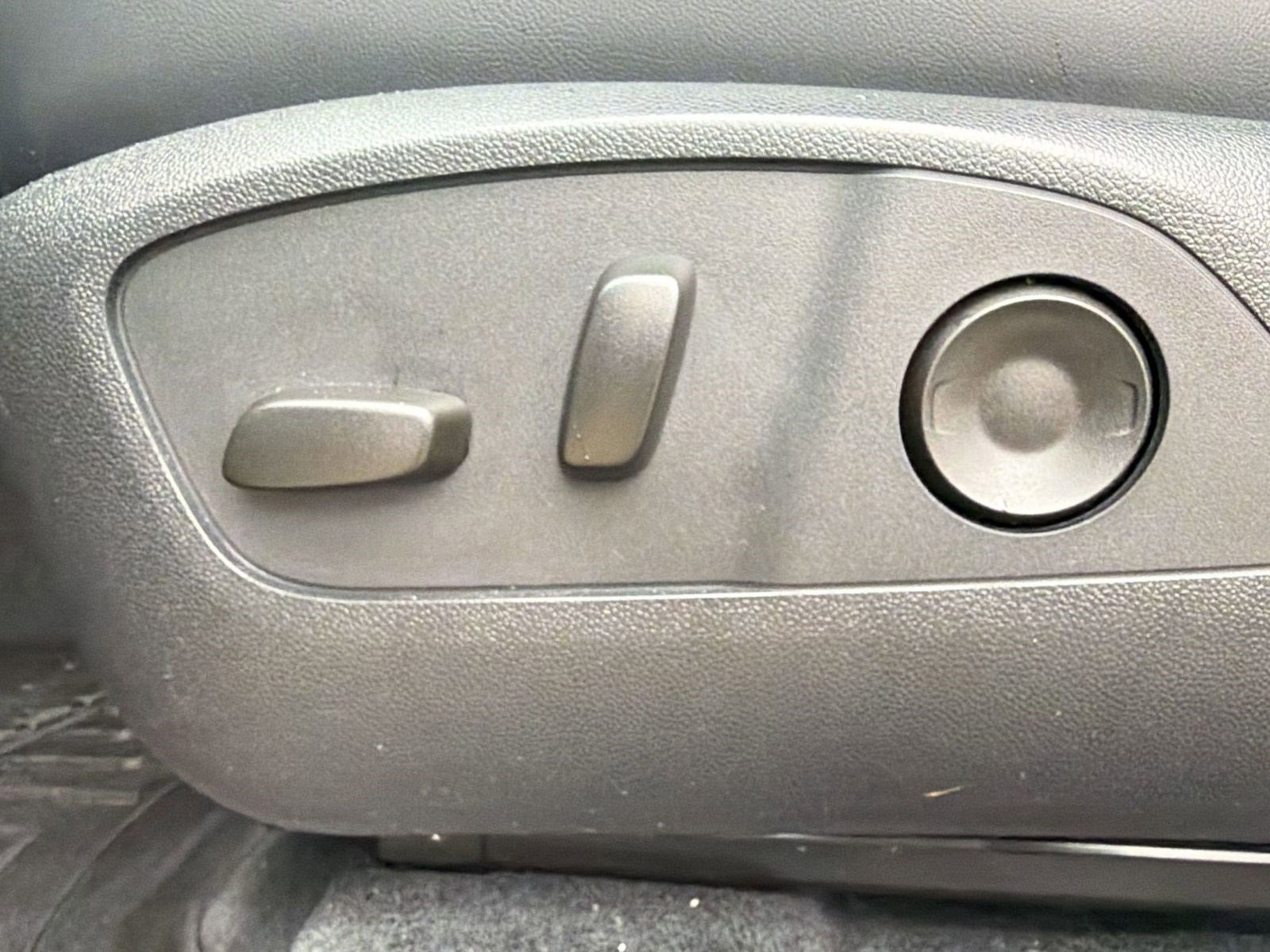 Used 2025 GMC Acadia Elevation w/ Elevation Premium Package FWD image 13