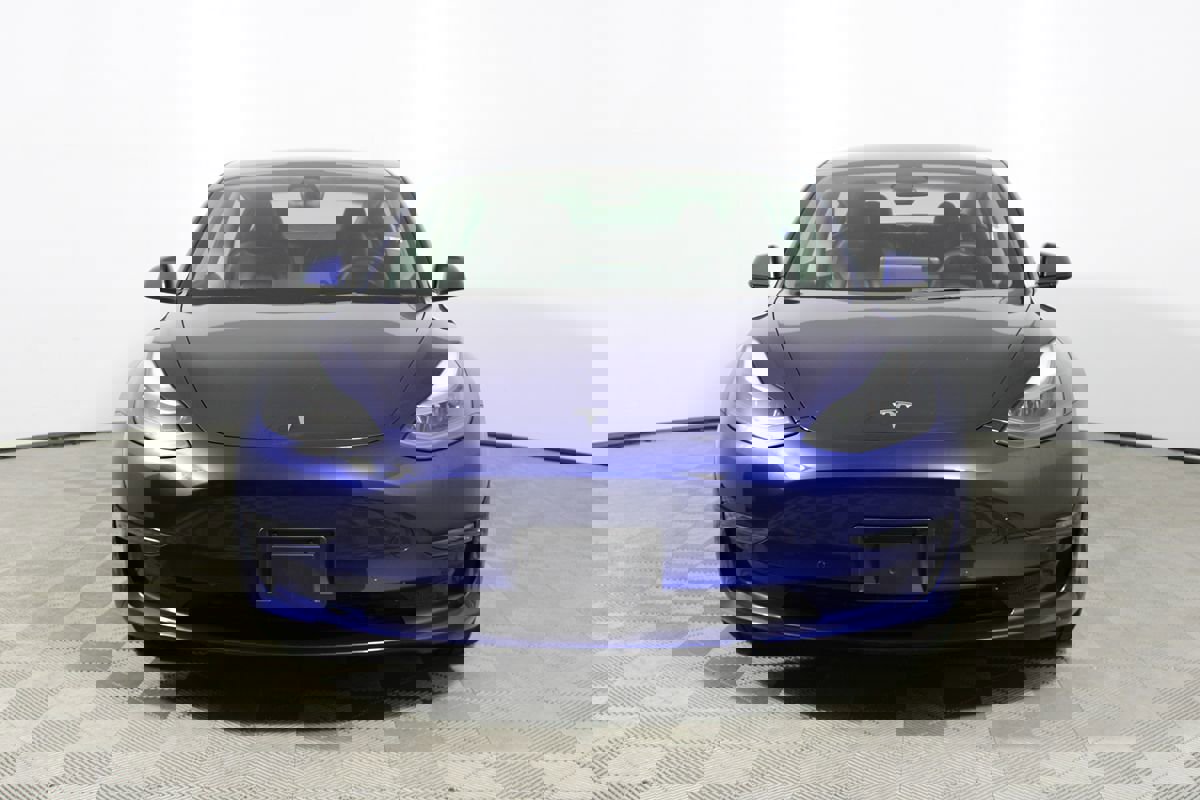 Used 2022 Tesla Model 3 Standard Range image 2