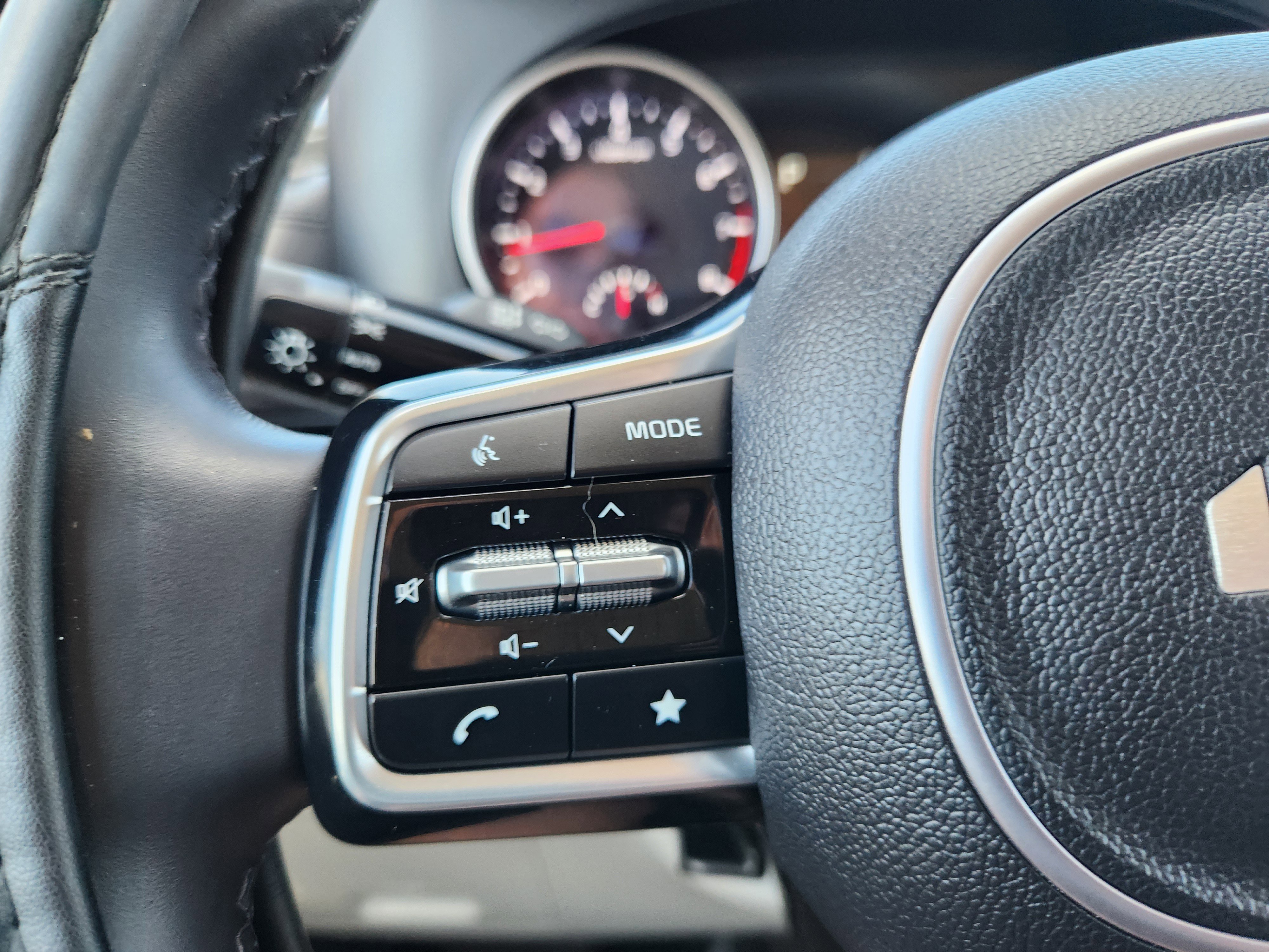 Used 2024 Kia Carnival LX image 19