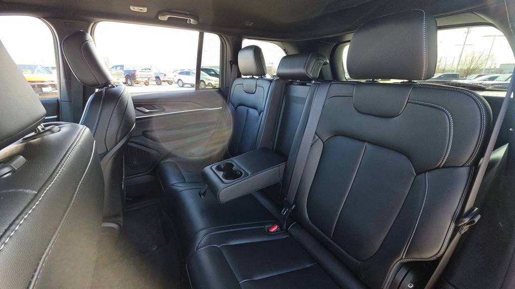 Used 2025 Jeep Grand Cherokee Limited w/ Black Appearance Package image 19