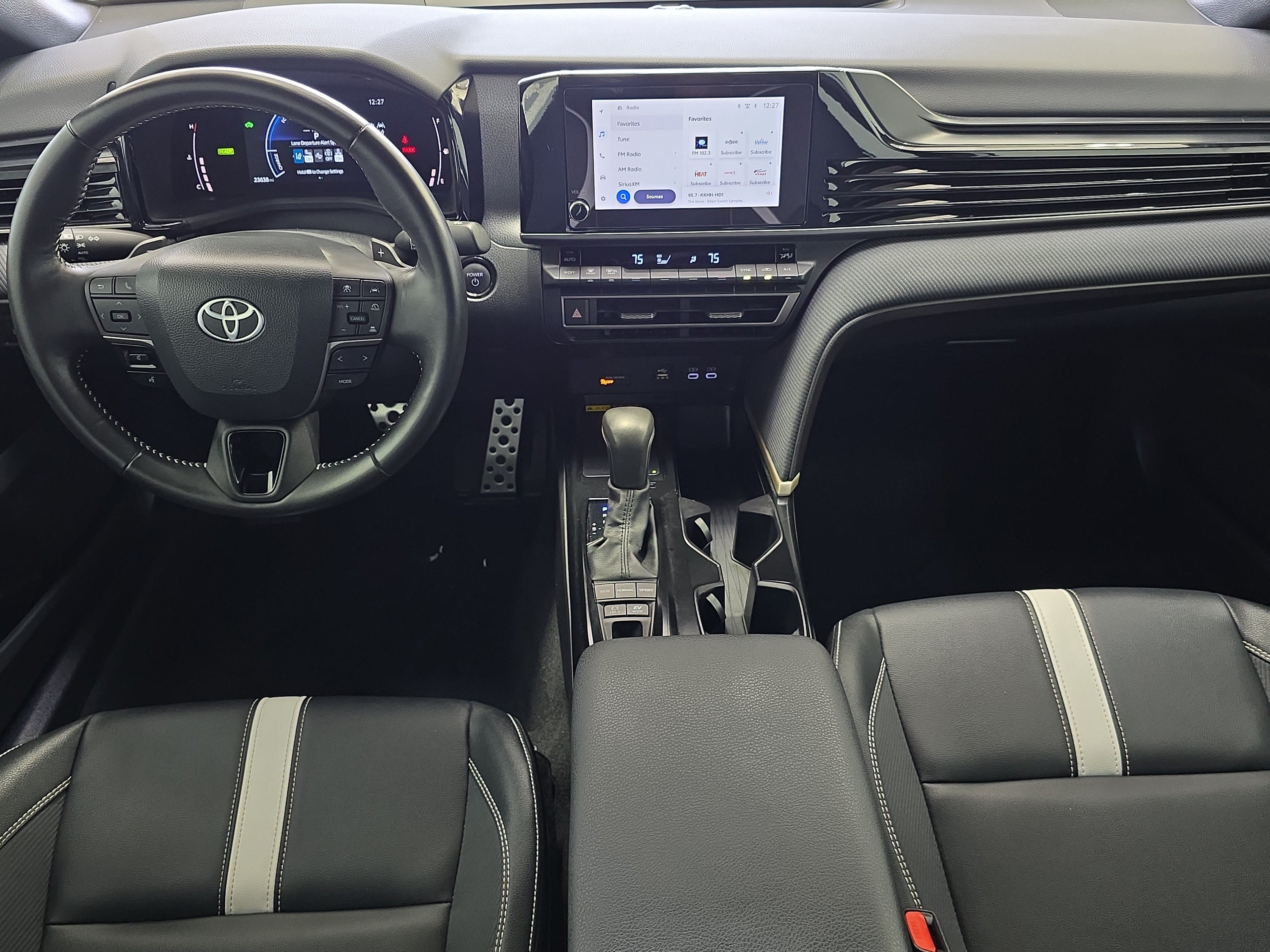 Used 2025 Toyota Camry SE w/ Convenience Package FWD image 14