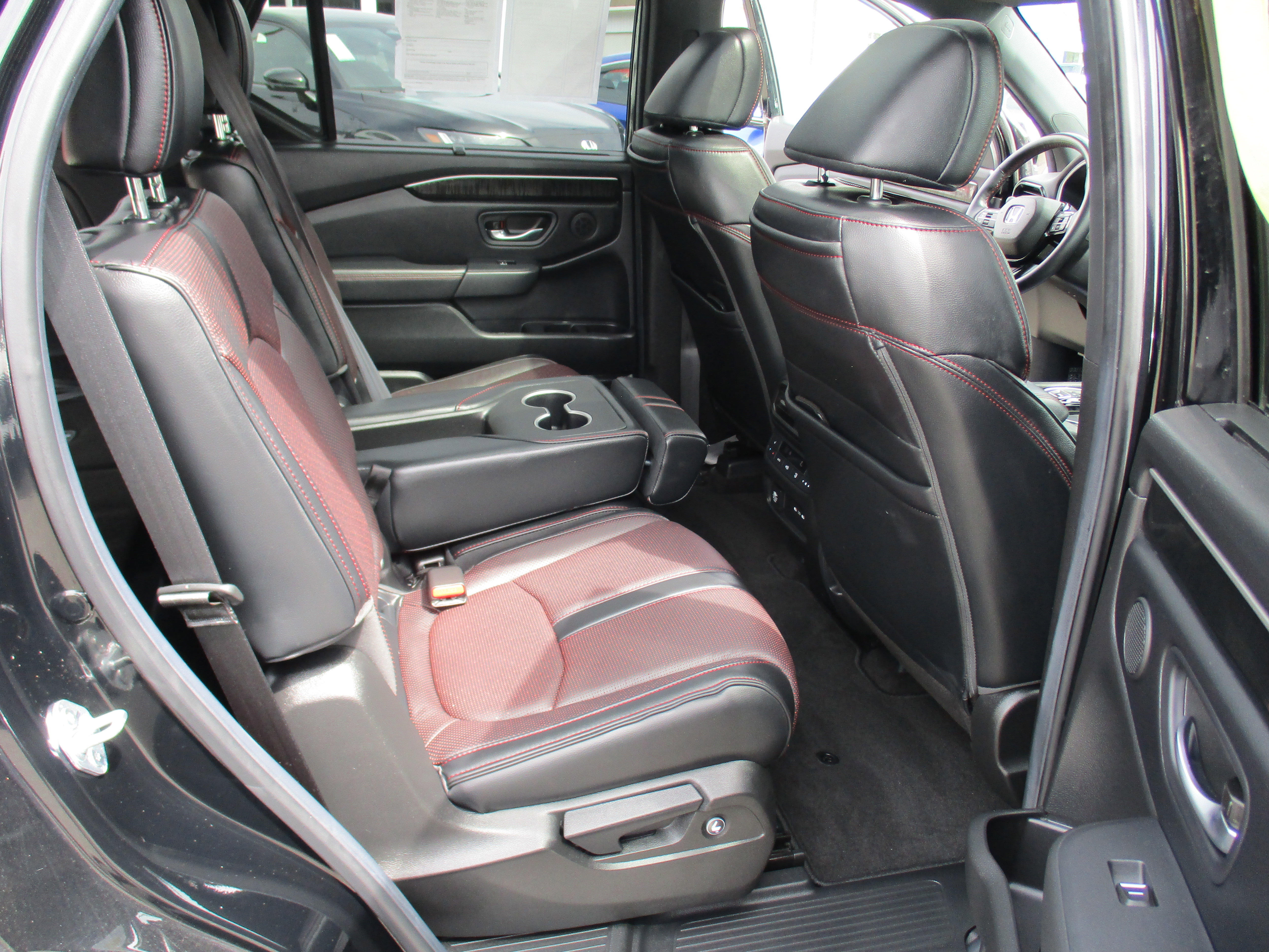 Certified 2025 Honda Pilot Black Edition image 14