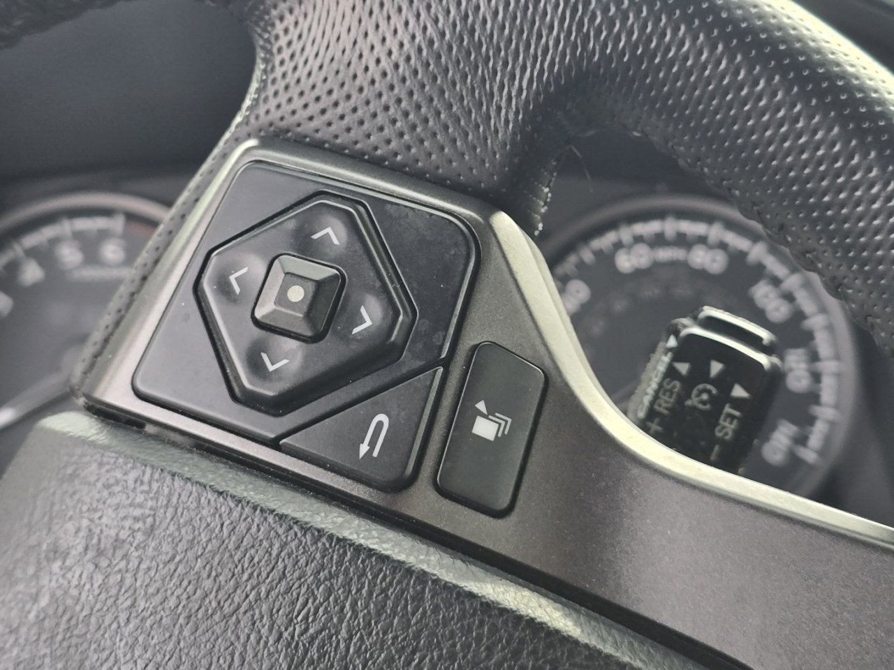 Used 2016 Toyota Tacoma TRD Sport w/ Towing Package image 24