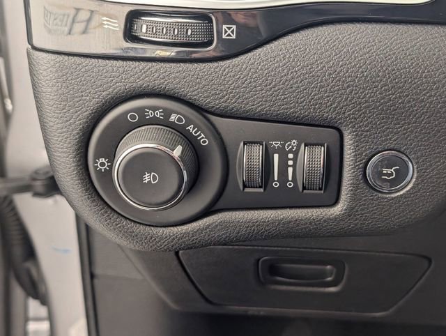 Used 2020 Jeep Cherokee Latitude Plus image 14