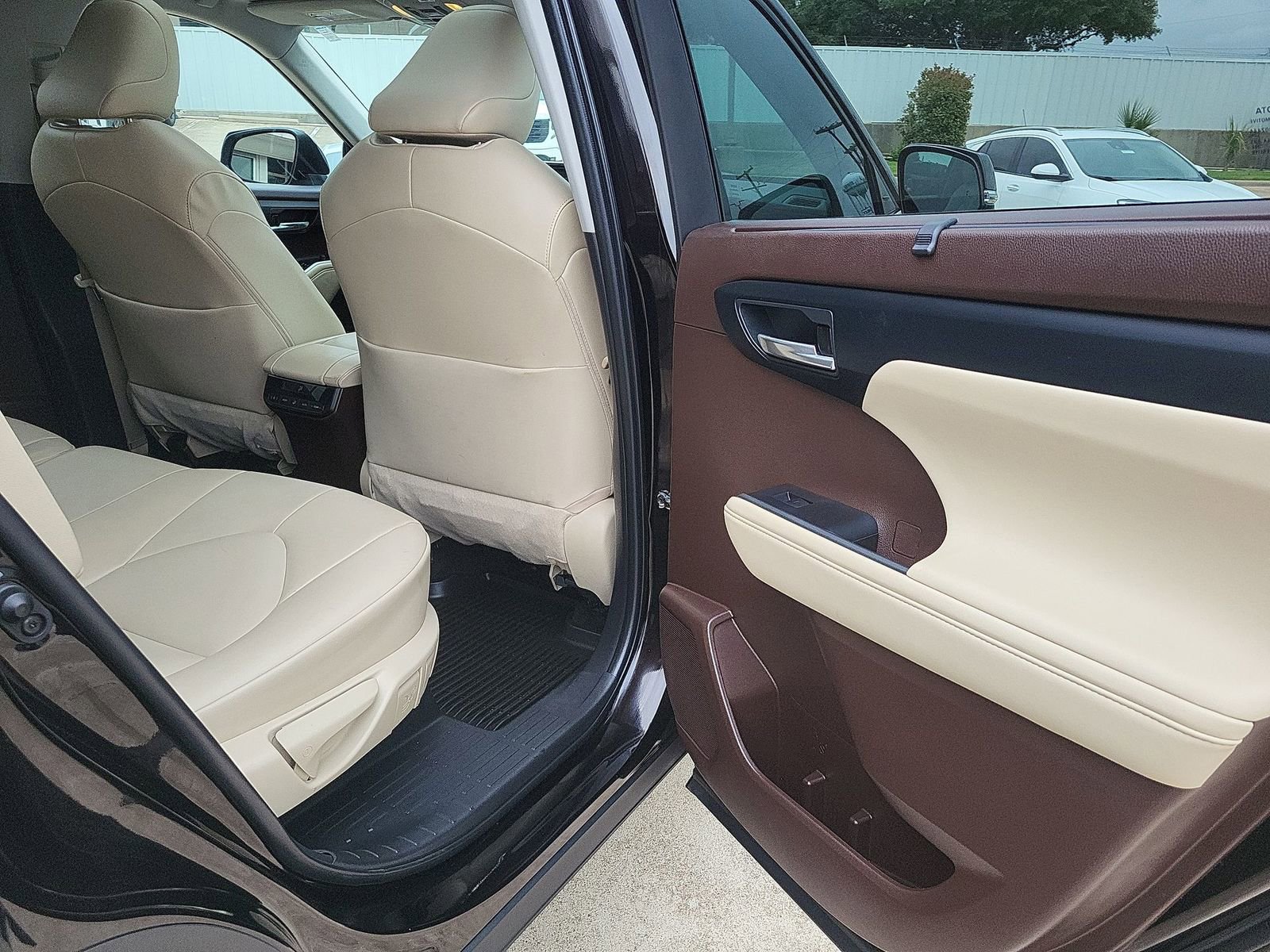 Used 2022 Toyota Highlander XLE FWD image 27