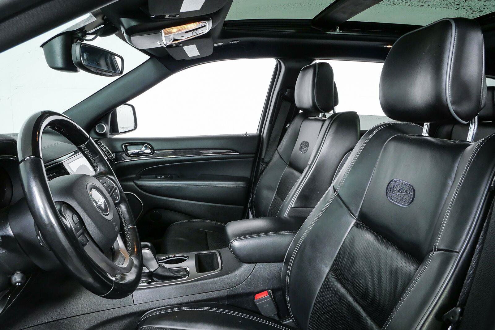Used 2020 Jeep Grand Cherokee Overland RWD image 3