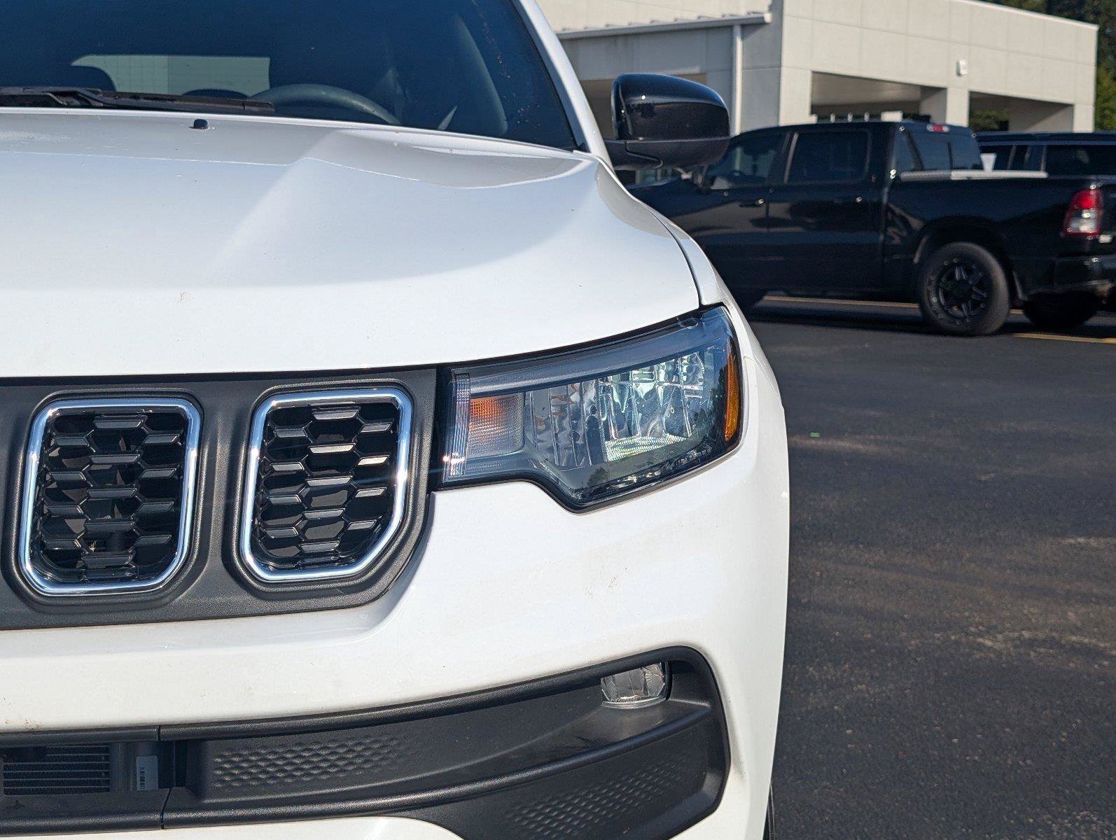 Used 2025 Jeep Compass Latitude w/ Convenience Group AWD/4WD image 12