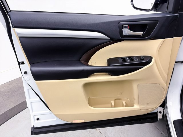Used 2018 Toyota Highlander XLE image 16