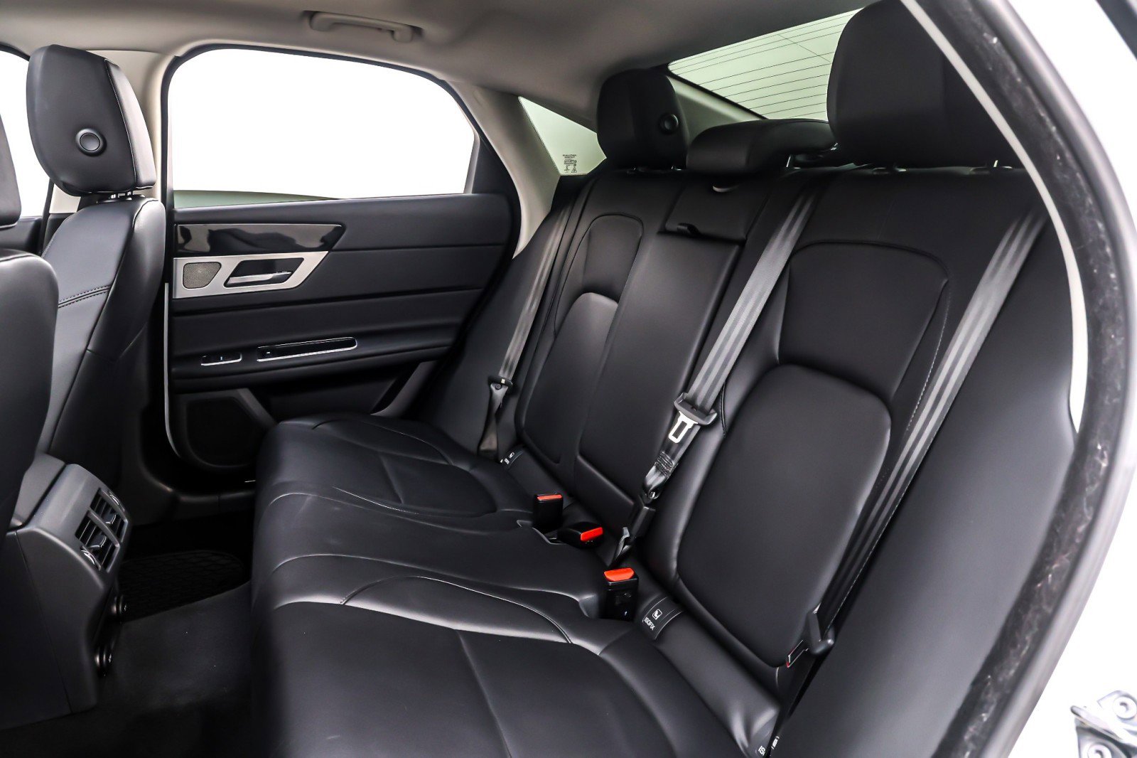 Used 2017 Jaguar XF Premium image 8