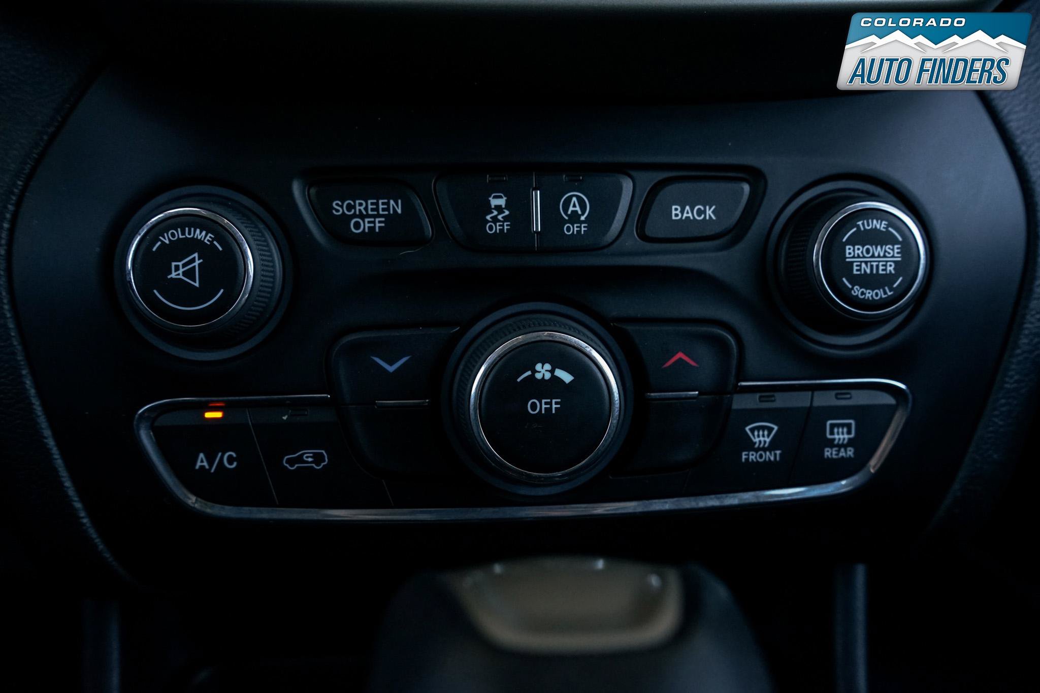 Used 2016 Jeep Cherokee Latitude w/ Cold Weather Group AWD/4WD image 20