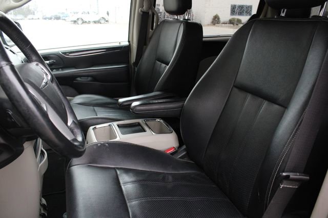 Used 2014 Chrysler Town & Country Touring-L w/ Driver Convenience Group image 3